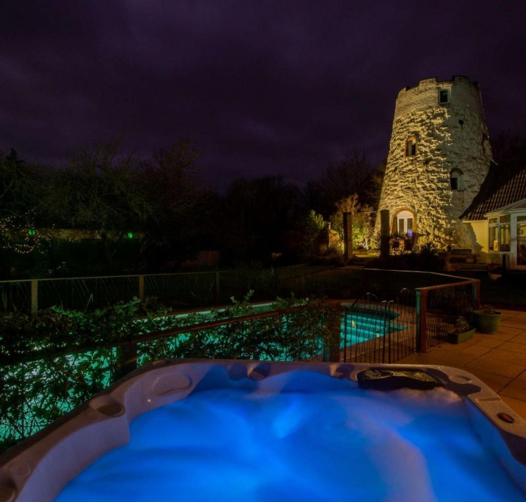 Cambridge cottage with hot tub