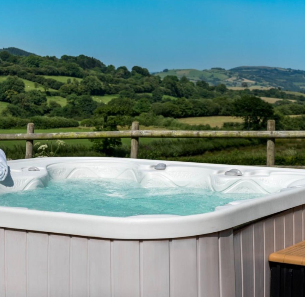 Cottages with hot tubs in South Wales