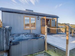 Elm Tree Hot Tub Hideaway in Rhayader, Wales