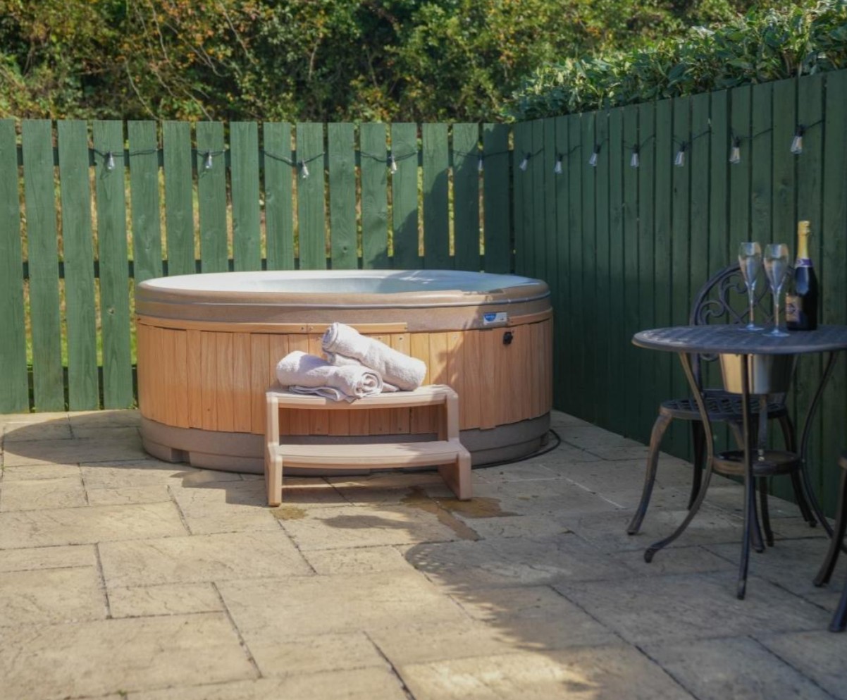 Shepherds Joy At Binneford Farm - hot tub