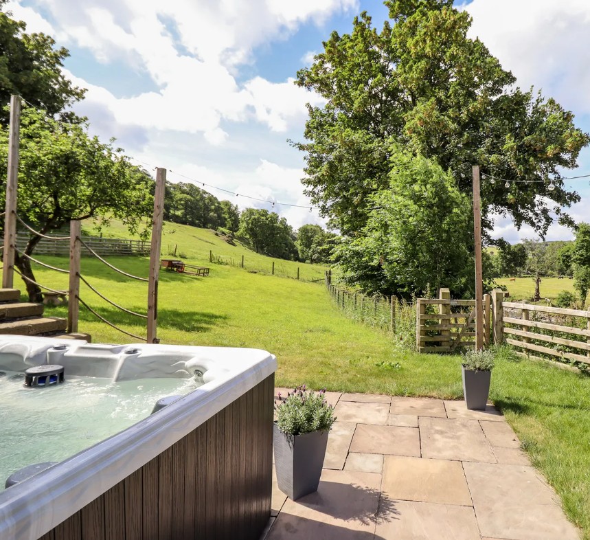 Stunning Cottages with Hot Tubs in Conwy