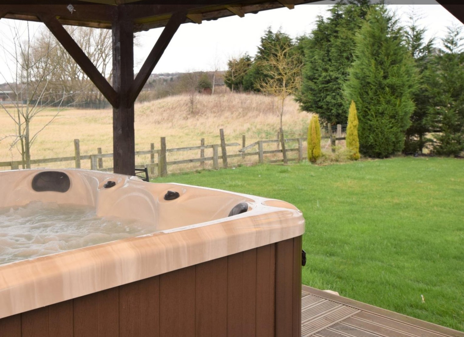 The Den At The Angel Of The North - hot tub