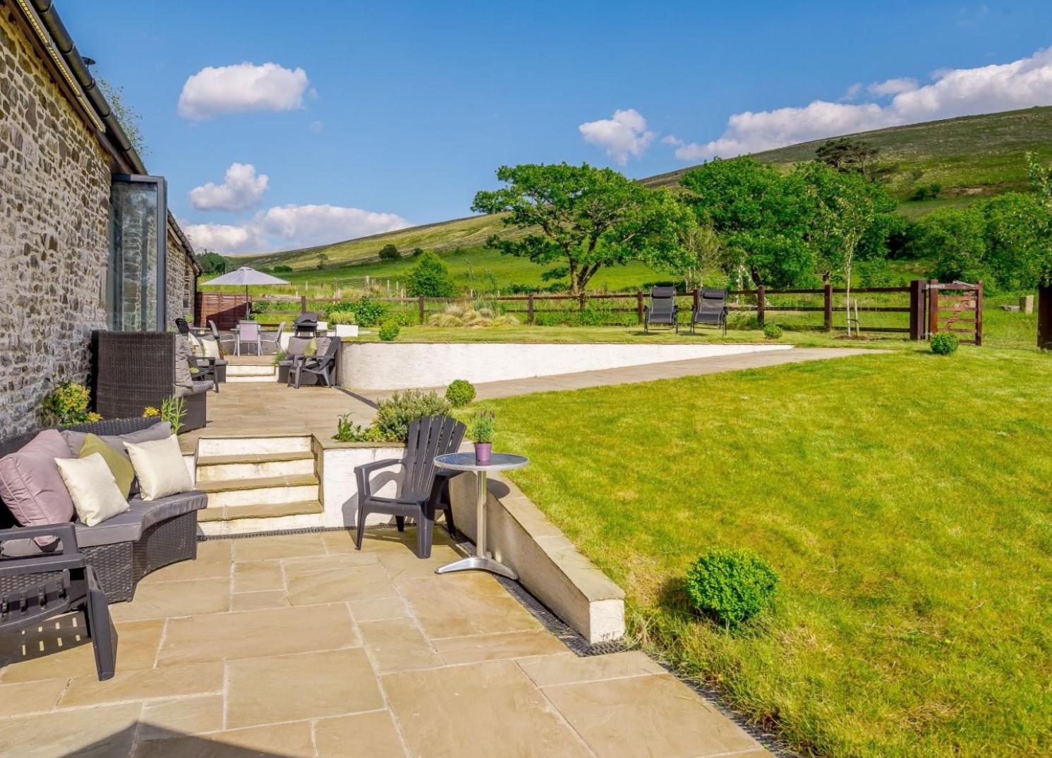 The Old Barn at Nant Y Gaseg Farm - Luxury Hot Tub Cottage