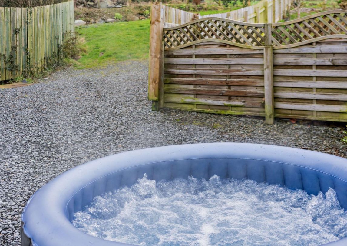 Bobby Lott Hall Cottage hot tub