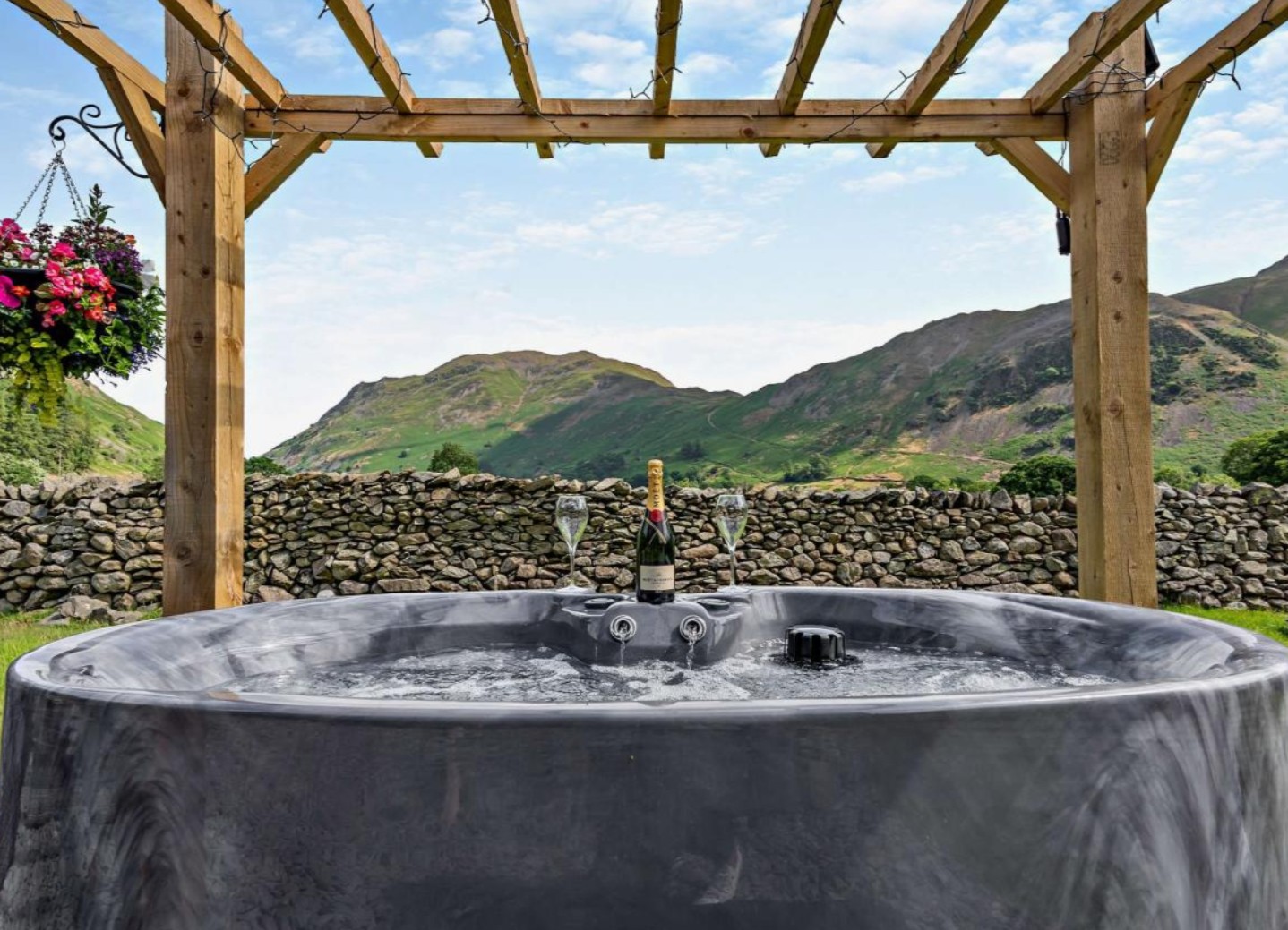 Swaledale Hut At Deepdale Hall hot tub