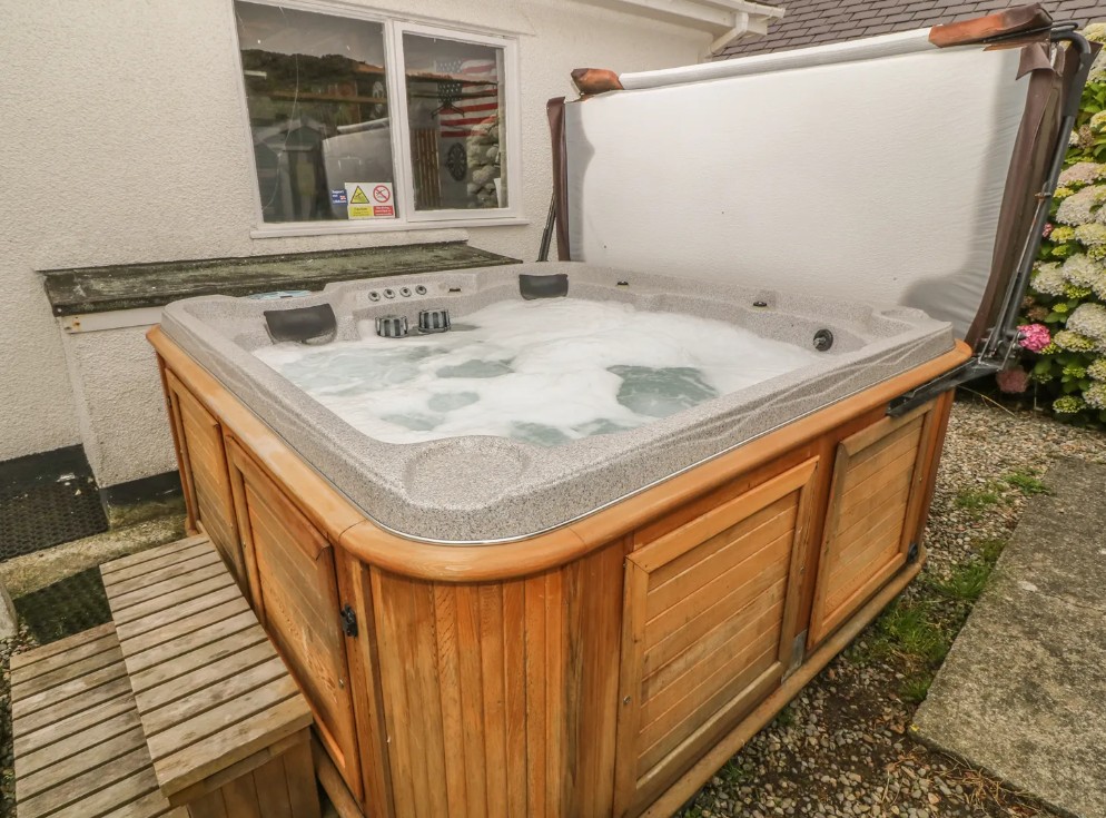 The Beach House - Trearddur Bay Hot Tub